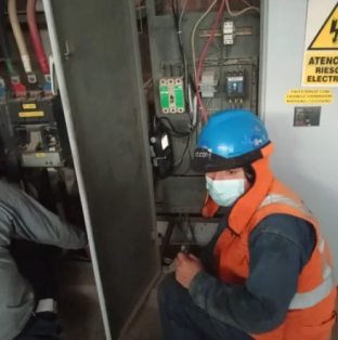 Mantenimiento preventivo en tablero eléctrico con inspección visual y limpieza