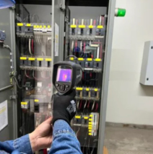 Termografía de tablero de distribución detectando puntos calientes